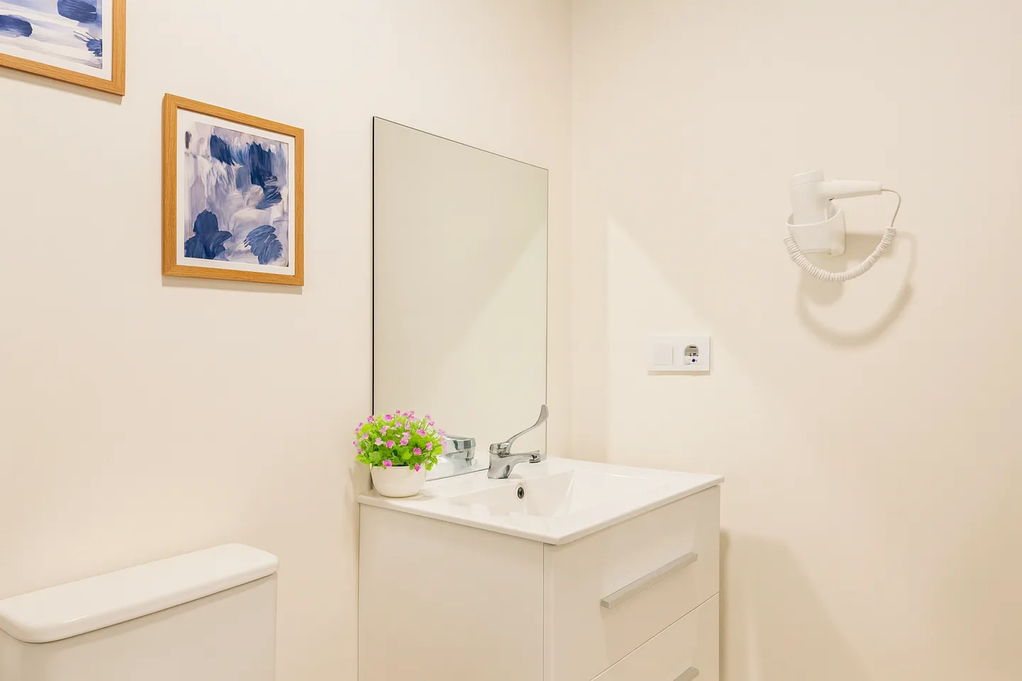 Baño de Costa 1A con lavabo y espejo