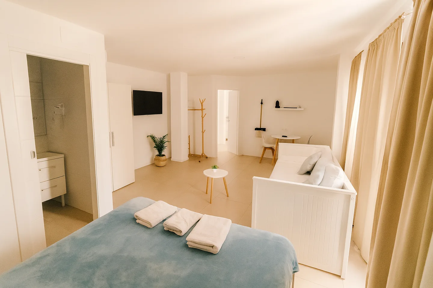 Dormitorio y zona de estar de Costa 2A en Apartamentos Costa