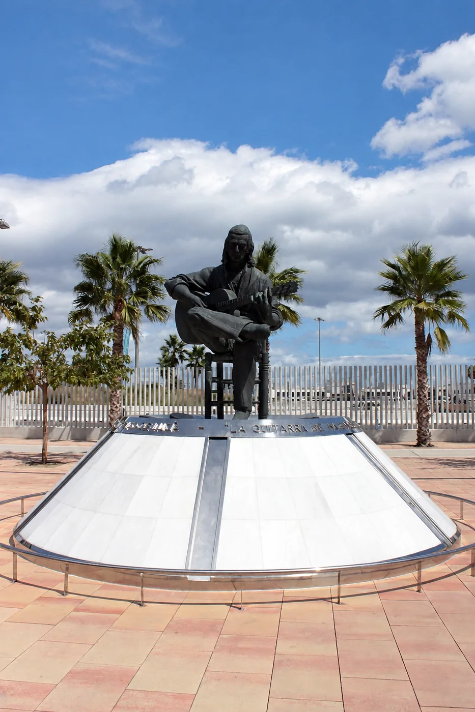 Escultura de Paco de Lucía en Algeciras — Recreación IA